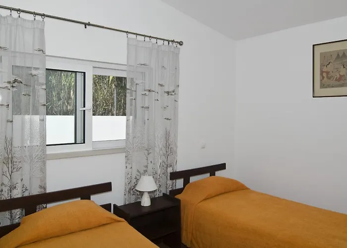 609 Mariposa * Lagos